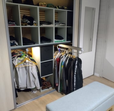 dressing vestiaire sous pente cases pour t-shirts, sweets, pantalons, penderies à rail frontal