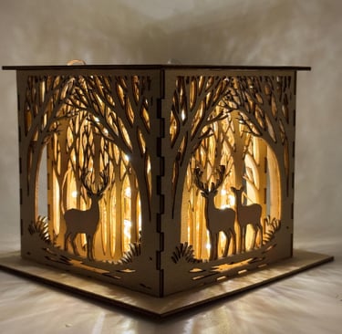 LED-Holzlampe mit warmem Licht und filigranem Motiv, handgefertigt in Buchs SG