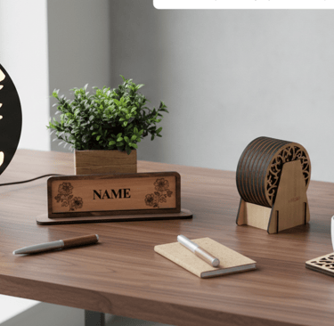 HANDGEFERTIGTE BÜRO-ACCESSOIRES AUS HOLZ: DESIGN-LAMPEN, NAMENSSCHILDER UND ORGANIZER AUS BUCHS SG.