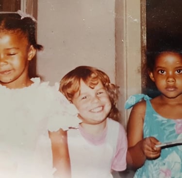 Fanny Campan, enfant - Un groupe de trois jeunes filles sourit ensemble, montrant leur complicité et leur joie.
