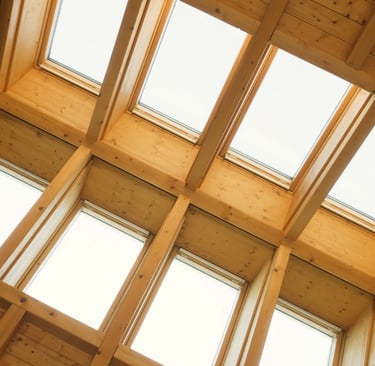 Holzdecke mit mehreren großen Dachfenstern.