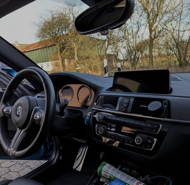 Autoaufbereitung BMW Cockpit Reinigung in Schleswig-Holstein – Detail Taxi Referenzen