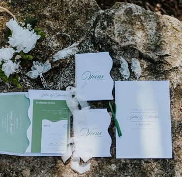 papeterie ondulée blanc et vert et bijoux floraux
