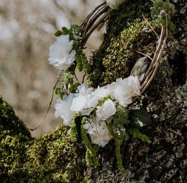 bouquet de mariée hortensia rose amarante pour porter à la main dans un arbre