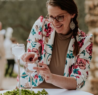 wedding designer cindy essence d'un jour en train de faire la mise en place