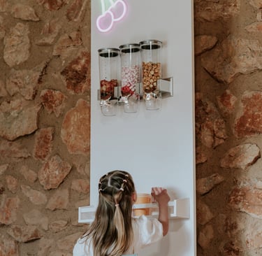 mur à bonbons avec petite fille qui se sert var provence