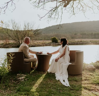 couple de mariés au bord d'un lac provence