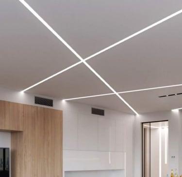 Світлові лінії на натяжній стелі у вітальні, монтаж Львів