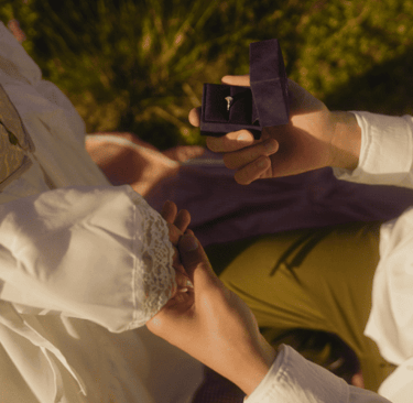 Propuesta de matrimonio romántica al aire libre con un anillo de compromiso de diamantes