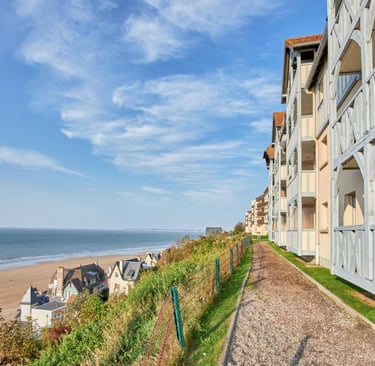 Luxe appartementen aan het strand met houten balkons die uitkijken op een zandstrand en de blauwe