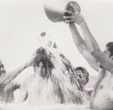 Shri Babaji fa il bagno al fiume con devoti