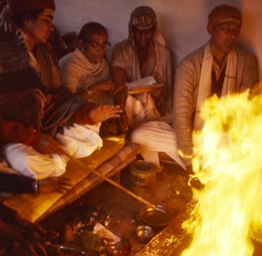 Babaji offre al fuoco sacro con Muniraji e devoti