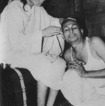 Babaji applica chandan sulla fronte di un devoto