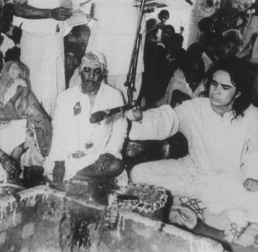 Shri Babaji compie offerte al fuoco sacro