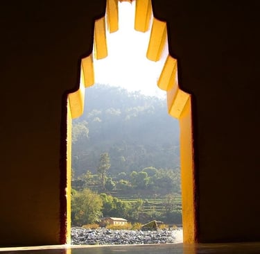 Ingresso della grotta sotto il monte Kailash