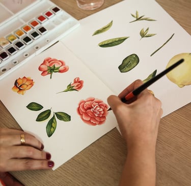 Ilustrações botânicas em aquarela de rosas, folhas e um limão siciliano.