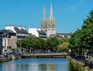 Blick auf die Kathedrale von Quimper während unserer geführten Besichtigung