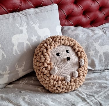 Rankų darbo, nerta pagalvė ežys, dovana, namų dekoracija