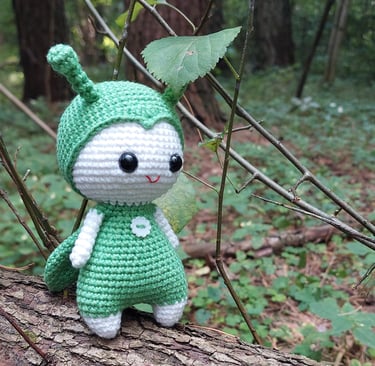 Rankų darbo, nerta vąšeliu lėlė žiogelis, žiogas, dovana