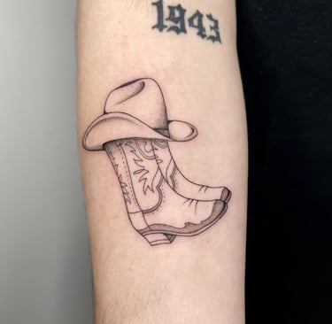 tatoueur petit tatouage de santiag à Big Foot Bayonne
