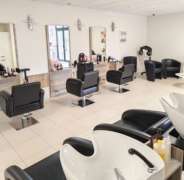 Intérieur moderne du salon de coiffure l'Arabesque à Guilherand-Granges, bacs et postes de coupe.