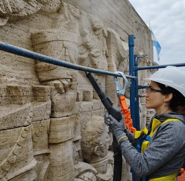 Proceso de restauración del mural del Monumento a la Bandera realizado por Almapiedra.