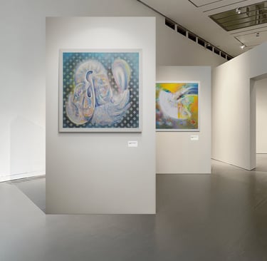 Exhibición de Lopez Pastrana, mostrando su Arte Contemporáneo Neo-Crotálico en dos mamparas blancas