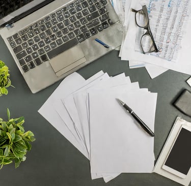 Bureau de travail avec documents administratifs, ordinateur et stylo – gestion administrative