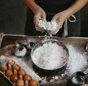 Manos separando harina en su área