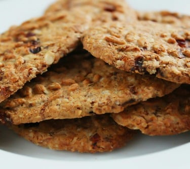 5 galletas de nuez apiladas