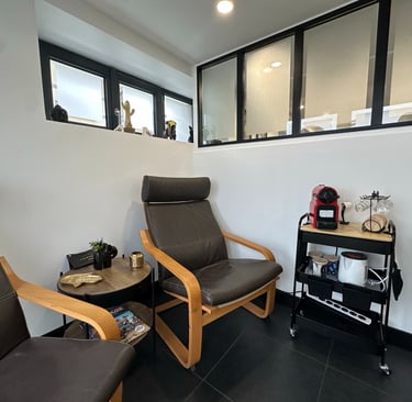 Salle d'attente de notre salon de tatouages à Challes-les-Eaux