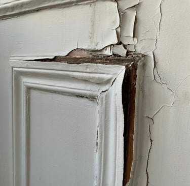 peinture écaillé sur cimaise bois