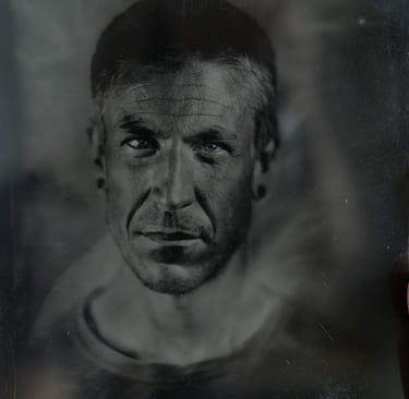 homme posant de face