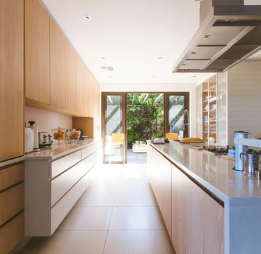 Cuisine sur mesure bois clair et blanc avec plan de travail lumineux réalisée à Caen