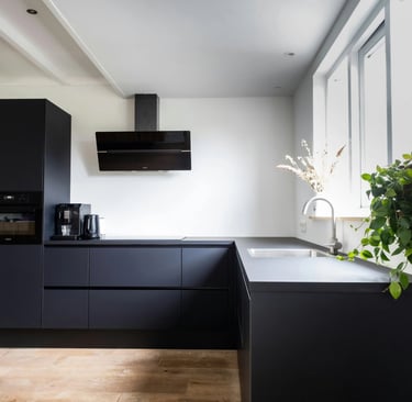 Cuisine noire mate design avec plan de travail épuré réalisée par cuisiniste à Caen