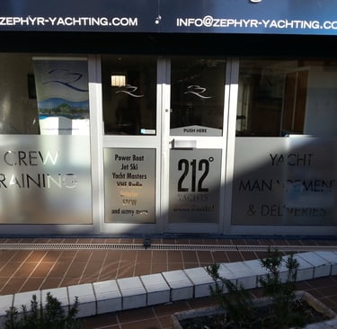 Décoration d'une vitrine avec de l'adhésif dépoli.