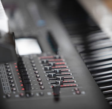 SYNTHE ROLAND FANTOM 8