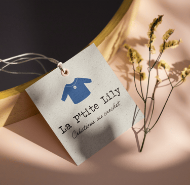 Étiquette carton à attacher présentant le logo La Ptite Lily