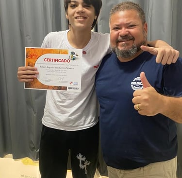 Aluno Rafael recebendo seu certificado Creators