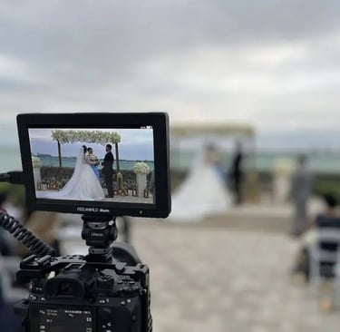 Cámara profesional grabando ceremonia de boda en exterior, captada por fotógrafo de bodas en Bogotá de TheLens.co
