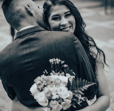 Novios caminando juntos durante su boda en Bogotá — fotografía profesional TheLens.