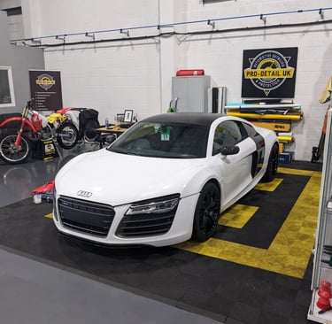 Audi R8 Roof wrap in matte black