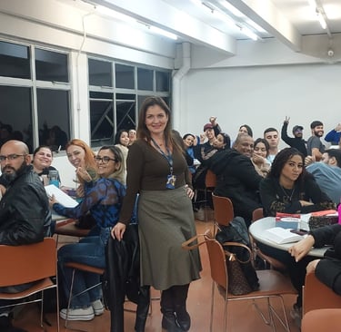 Dra. Giseli Passador com seus alunos em sala de aula
