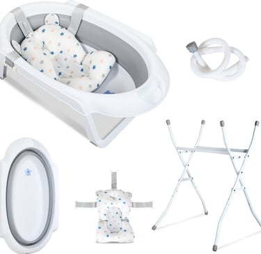 Ergonomisch babybadje op een stevige witte standaard met afvoerslang.