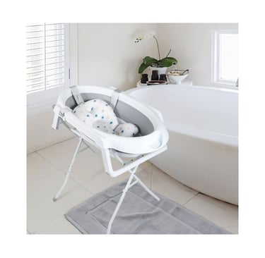 Het opvouwbare babybadje in een moderne badkamer - compact en stijlvol ontwerp