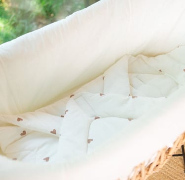 Detailopname van een duurzame rotan wieg passend bij een botanisch babykamer thema