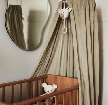 Detail van een luxe boho-stijl sluier voor het babybedje in een aardetinten interieur