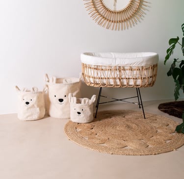 Handgemaakt Childhome rotan wiegje met natuurlijk vlechtwerk in een sfeervolle boho babykamer