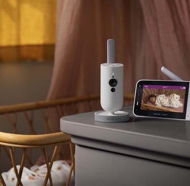 Philips Avent Connected babyfoon op ee nachtkastje