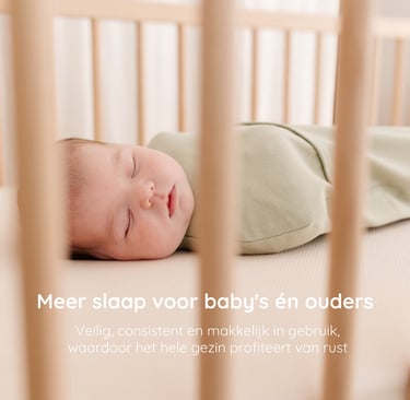 Baby slaap veilig en diep in een Puckababy Piep inbakerzak